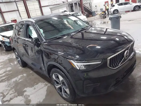 YV4L12UJ5S2596610 2025 VOLVO XC40 - Image 1