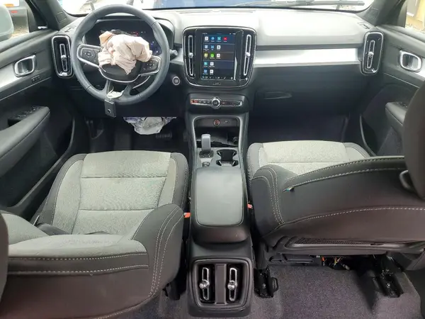 YV4L12UJ9S2515754 2025 VOLVO XC40 - Image 8