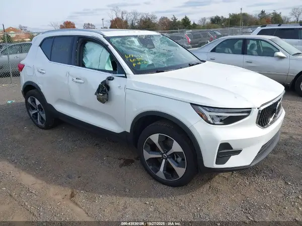 YV4L12UJ9S2603509 2025 VOLVO XC40 - Image 1