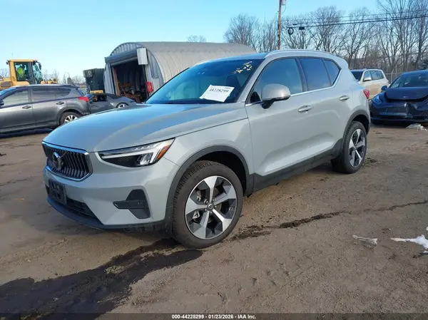 YV4L12UJXS2568110 2025 VOLVO XC40 - Image 2