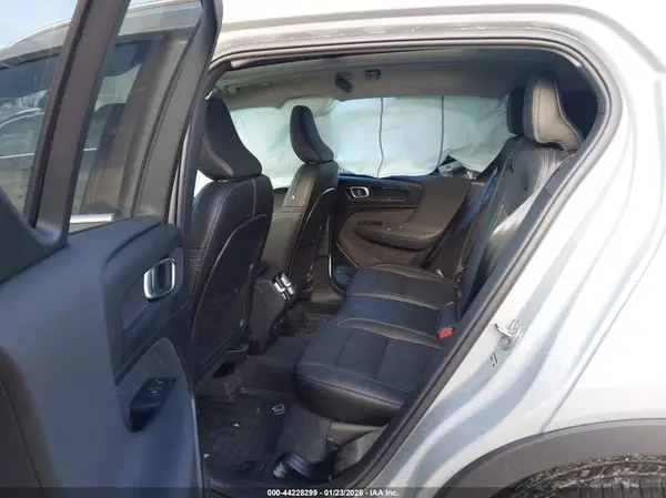 YV4L12UJXS2568110 2025 VOLVO XC40 - Image 8
