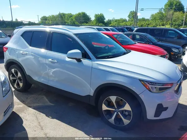 YV4L12UK0R2311735 2024 VOLVO XC40 - Image 1