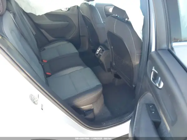 YV4L12UK0R2341561 2024 VOLVO XC40 - Image 8