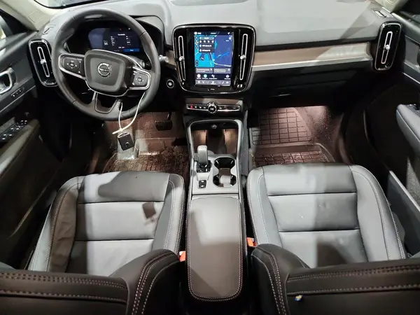 YV4L12UK1T2740132 2026 VOLVO XC40 - Image 8