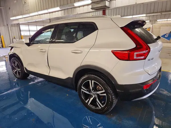 YV4L12UK2P2029173 2023 VOLVO XC40 - Image 2