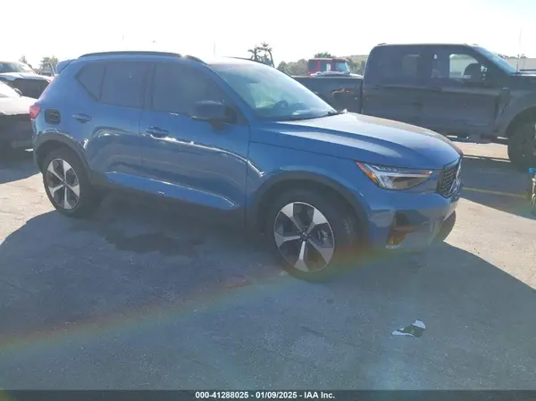 YV4L12UK2R2203018 2024 VOLVO XC40 - Image 1