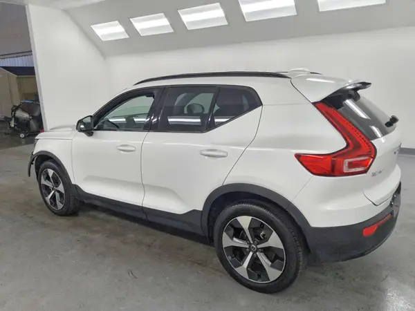 YV4L12UK2R2211653 2024 VOLVO XC40 - Image 2