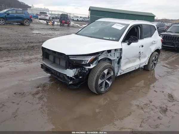 YV4L12UK3R2222855 2024 VOLVO XC40 - Image 2