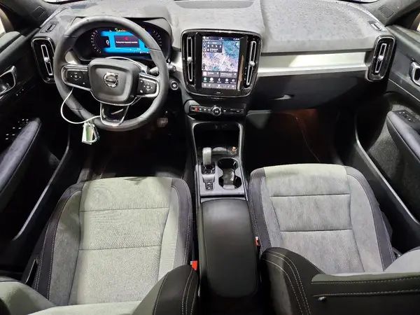 YV4L12UK3R2238022 2024 VOLVO XC40 - Image 8