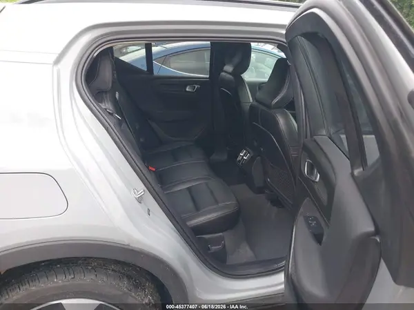 YV4L12UK3R2287818 2024 VOLVO XC40 - Image 8