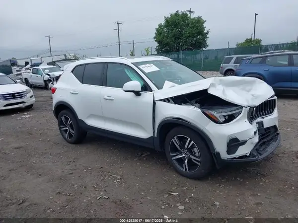 YV4L12UK3R2341795 2024 VOLVO XC40 - Image 1