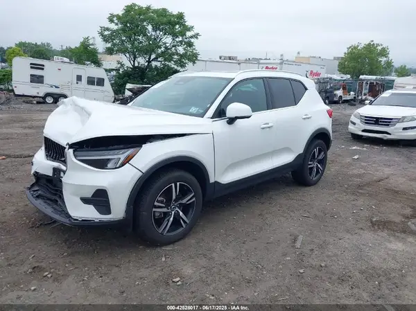 YV4L12UK3R2341795 2024 VOLVO XC40 - Image 2