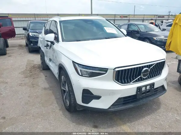 YV4L12UK4R2236974 2024 VOLVO XC40 - Image 2