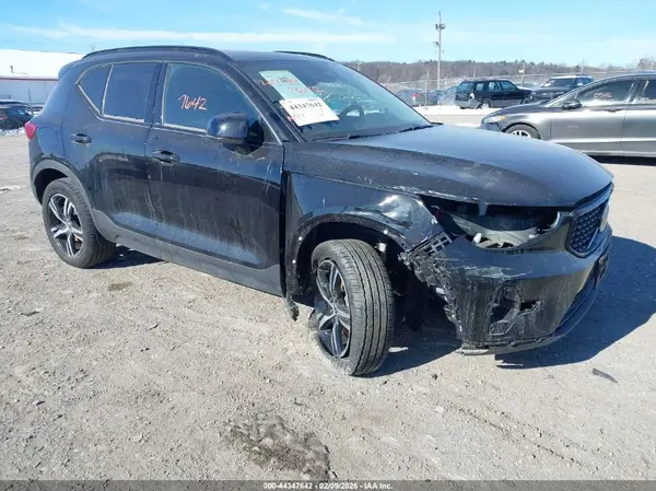YV4L12UK5R2324402 2024 VOLVO XC40 - Image 1