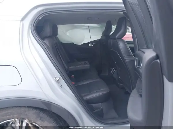 YV4L12UK6R2323288 2024 VOLVO XC40 - Image 8