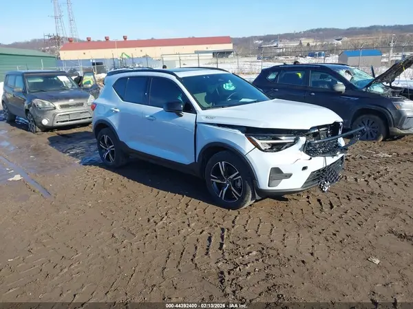 YV4L12UK6T2670160 2026 VOLVO XC40 - Image 1