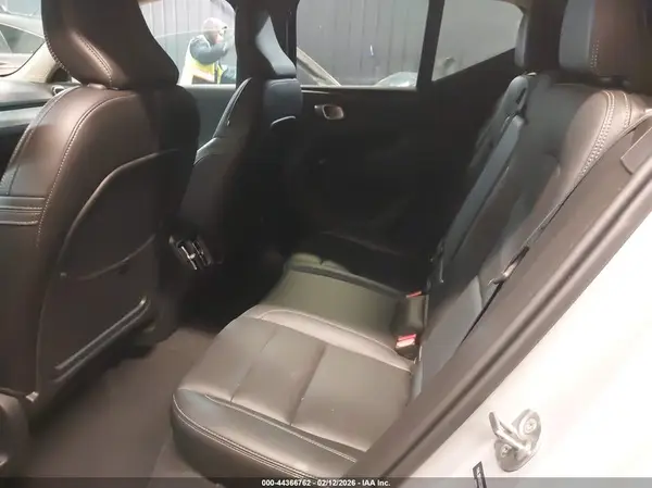 YV4L12UK8R2326046 2024 VOLVO XC40 - Image 8