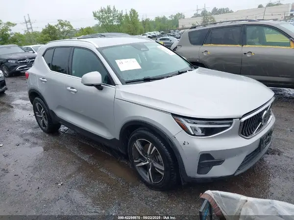 YV4L12UK9R2311071 2024 VOLVO XC40 - Image 1