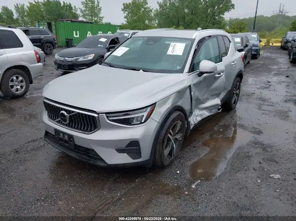 YV4L12UK9R2311071 2024 VOLVO XC40 - Image 2