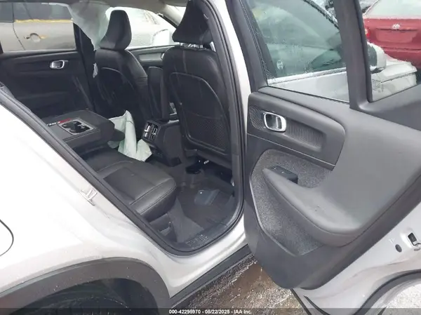 YV4L12UK9R2311071 2024 VOLVO XC40 - Image 8