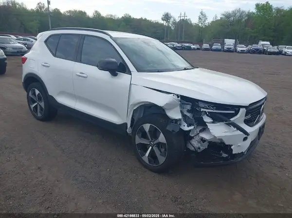 YV4L12UKXR2216003 2024 VOLVO XC40 - Image 1
