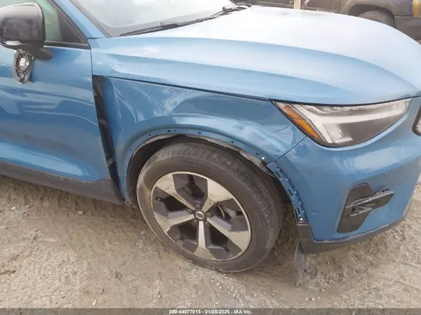 2023 VOLVO XC40 auction photo 6