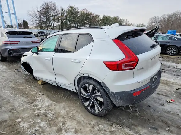 YV4L12UM0S2531450 2025 VOLVO XC40 - Image 2