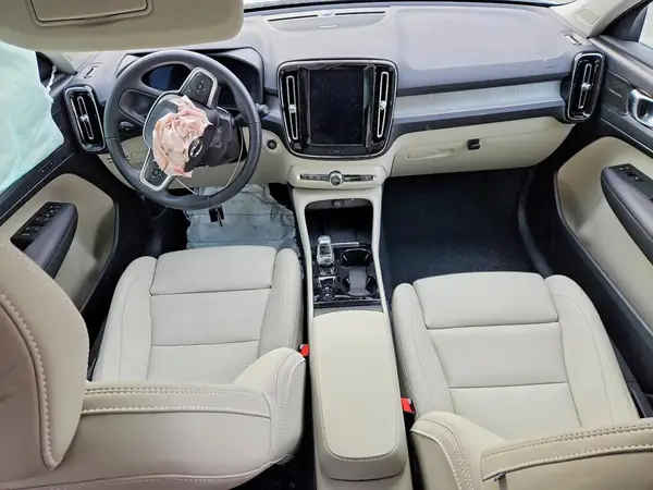 YV4L12UM0S2531450 2025 VOLVO XC40 - Image 8