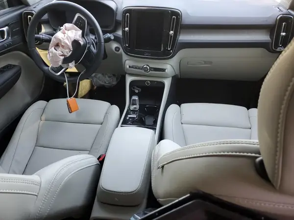 YV4L12UM1T2660279 2026 VOLVO XC40 - Image 8