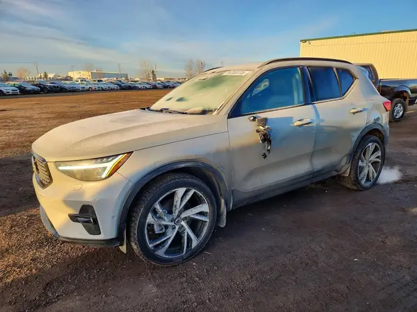 YV4L12UM4S2507152 2025 VOLVO XC40 - Image 1