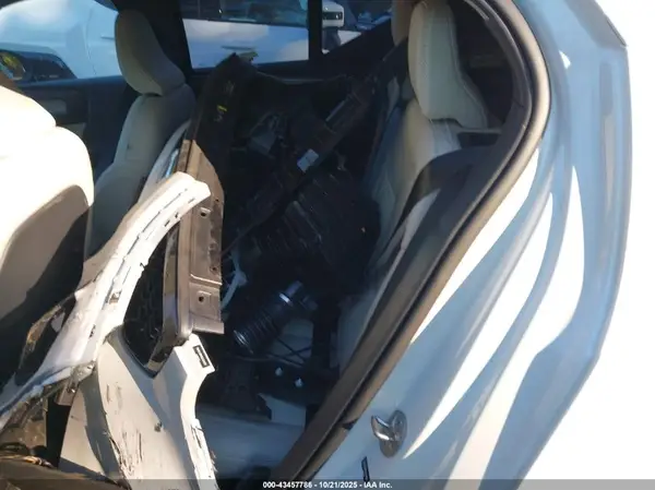 YV4L12UM5R2340682 2024 VOLVO XC40 - Image 8