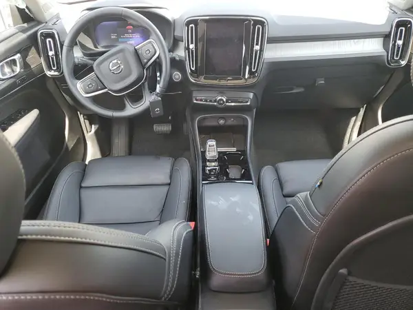 YV4L12UM5S2465655 2025 VOLVO XC40 - Image 8