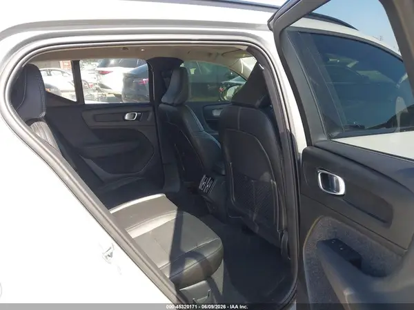 YV4L12UM8R2336240 2024 VOLVO XC40 - Image 8