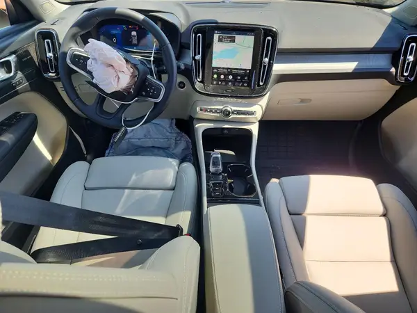 YV4L12UM8T2777972 2026 VOLVO XC40 - Image 8
