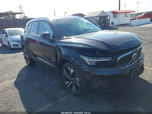 YV4L12UN0P2938975 2023 VOLVO XC40 - Image 1