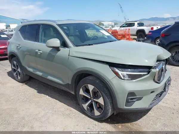 YV4L12UNXP2930656 2023 VOLVO XC40 - Image 1