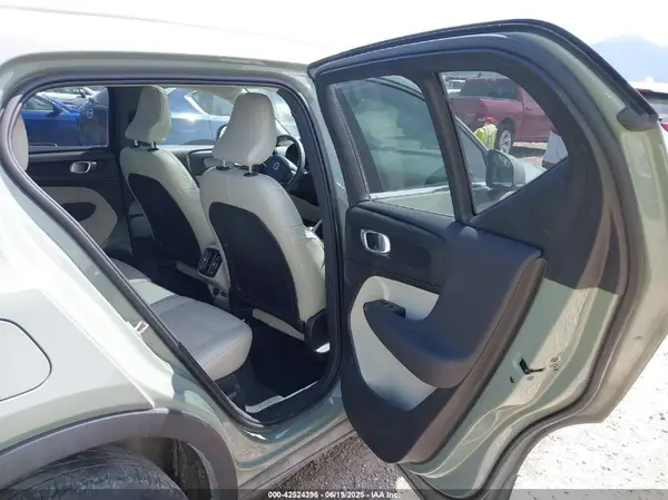 YV4L12UNXP2930656 2023 VOLVO XC40 - Image 8