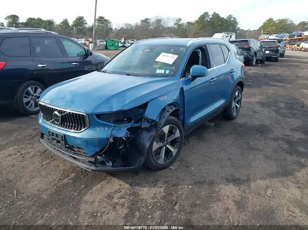 YV4L12UNXP2939177 2023 VOLVO XC40 - Image 2