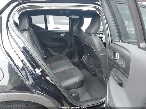 YV4L12UW1P2112497 2023 VOLVO XC40 - Image 8