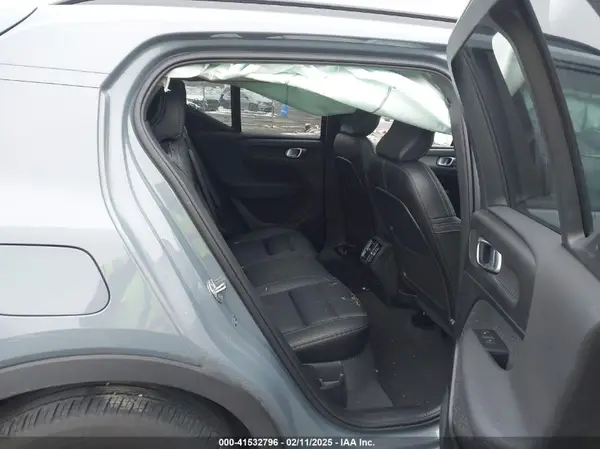 YV4L12UW3P2081026 2023 VOLVO XC40 - Image 8