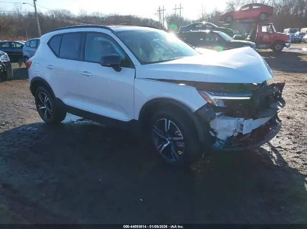 YV4L12UW8P2081071 2023 VOLVO XC40 - Image 1