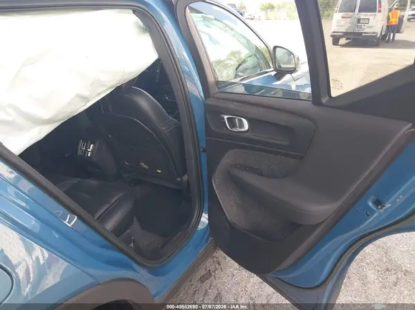 YV4L12UW8P2967018 2023 VOLVO XC40 - Image 8