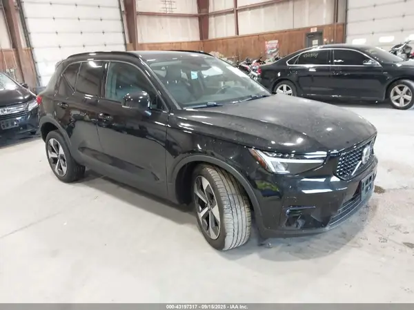 YV4L12UWXP2104172 2023 VOLVO XC40 - Image 1