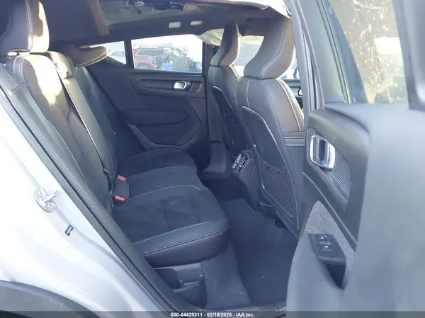 YV4L12UX0P2075032 2023 VOLVO XC40 - Image 8