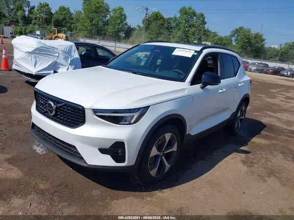 YV4L12UX1P2047630 2023 VOLVO XC40 - Image 2