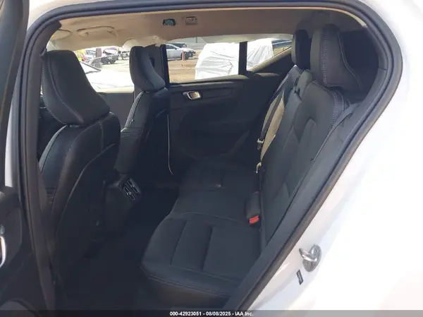YV4L12UX1P2047630 2023 VOLVO XC40 - Image 8