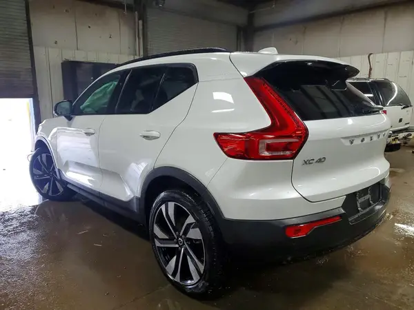 YV4L12UX4P2060016 2023 VOLVO XC40 - Image 2