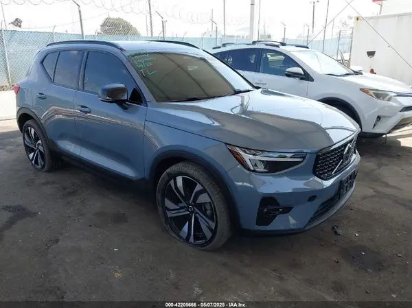 YV4L12UX9P2952245 2023 VOLVO XC40 - Image 1