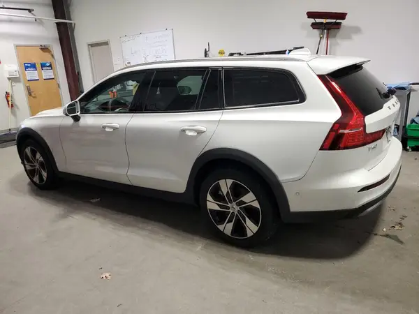 YV4L12WY6R2136392 2024 VOLVO V60 - Image 2