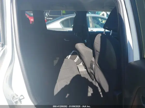 ZACCJABBXJPJ32724 2018 JEEP RENEGADE - Image 8
